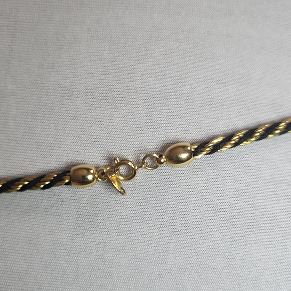Vintage Trifari - Classic Black and Gold Twisted Rope Necklace - Picture 5 of 9